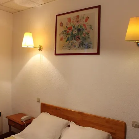 Du Champs De Mars Hotel 2*